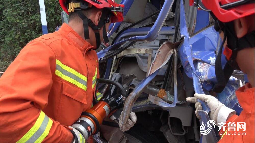 23秒｜臨沂一輕卡車司機被困駕駛室 消防員12分鐘緊急救助