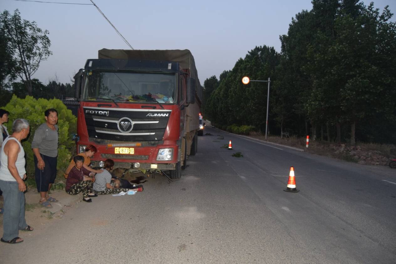 臨沂一重型貨車超載近5倍撞死路人 肇事者被通報(bào)追責(zé)