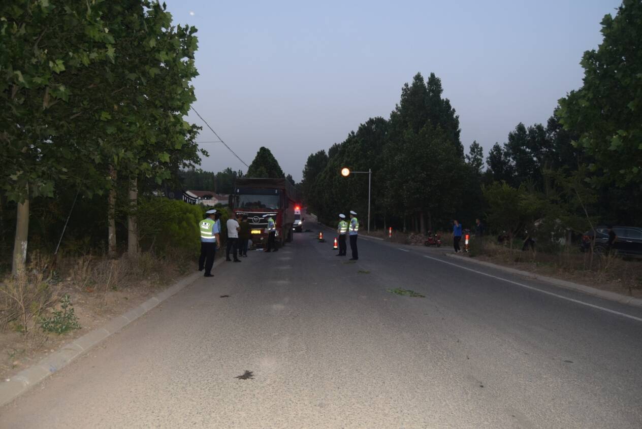 臨沂一重型貨車超載近5倍撞死路人 肇事者被通報(bào)追責(zé)