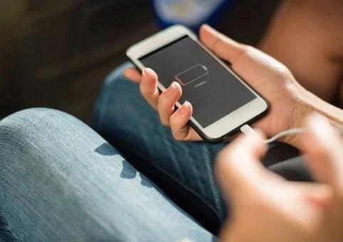睡覺(jué)時(shí)，手機(jī)不能放床頭？電量低、充電時(shí)，輻射大？這些答案得弄清楚……