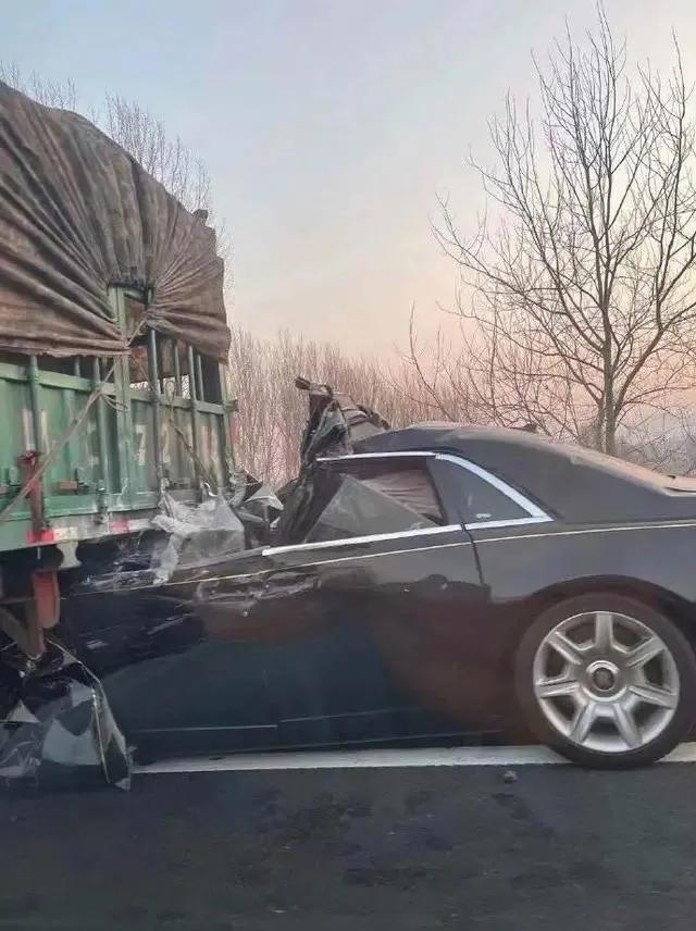 臨沂一輛接親的勞斯萊斯追尾大貨車 司機(jī)當(dāng)場(chǎng)死亡