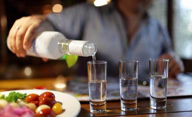 每天“吃飯喝二兩酒，飯后一根煙”的人，最后會(huì)怎么樣？