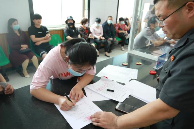 強(qiáng)制執(zhí)行！臨沂某公司欠58名農(nóng)民工29萬元被追回
