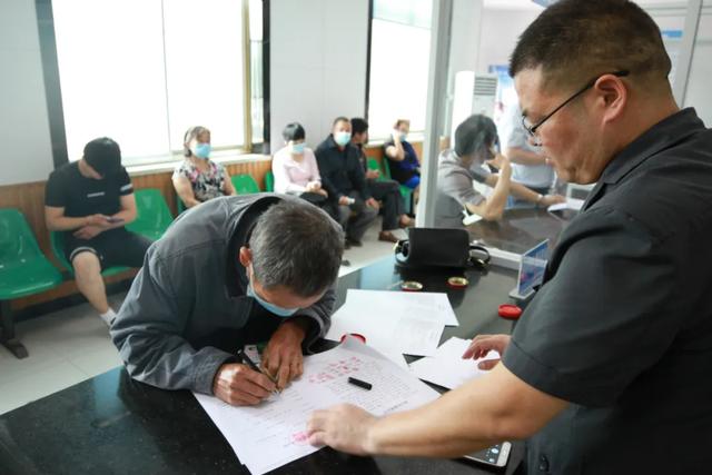 強(qiáng)制執(zhí)行！臨沂某公司欠58名農(nóng)民工29萬元被追回