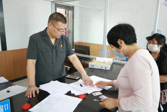 強(qiáng)制執(zhí)行！臨沂某公司欠58名農(nóng)民工29萬元被追回