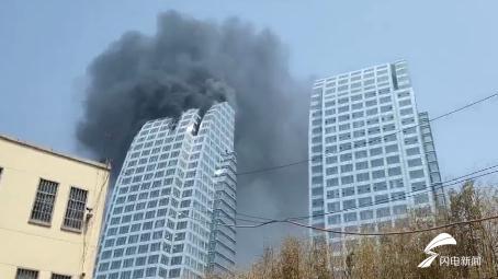 突發(fā)！臨沂羅莊一建筑樓頂著火 現(xiàn)場黑煙滾滾！消防發(fā)布警情通報