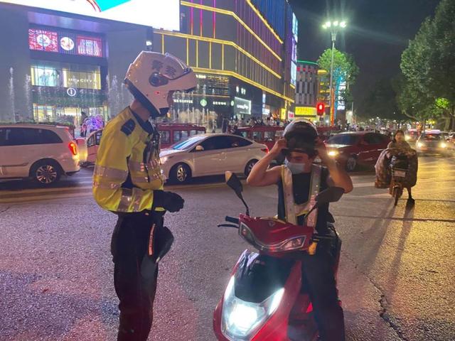 守護(hù)“一盔一帶”、助力地?cái)偨?jīng)濟(jì)：臨沂公安交警強(qiáng)化夜間巡防促創(chuàng)城