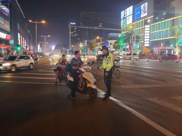守護(hù)“一盔一帶”、助力地?cái)偨?jīng)濟(jì)：臨沂公安交警強(qiáng)化夜間巡防促創(chuàng)城