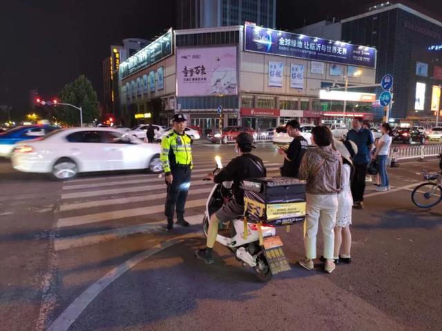 守護(hù)“一盔一帶”、助力地?cái)偨?jīng)濟(jì)：臨沂公安交警強(qiáng)化夜間巡防促創(chuàng)城