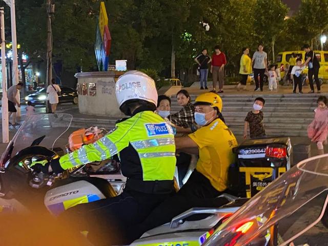 守護(hù)“一盔一帶”、助力地?cái)偨?jīng)濟(jì)：臨沂公安交警強(qiáng)化夜間巡防促創(chuàng)城