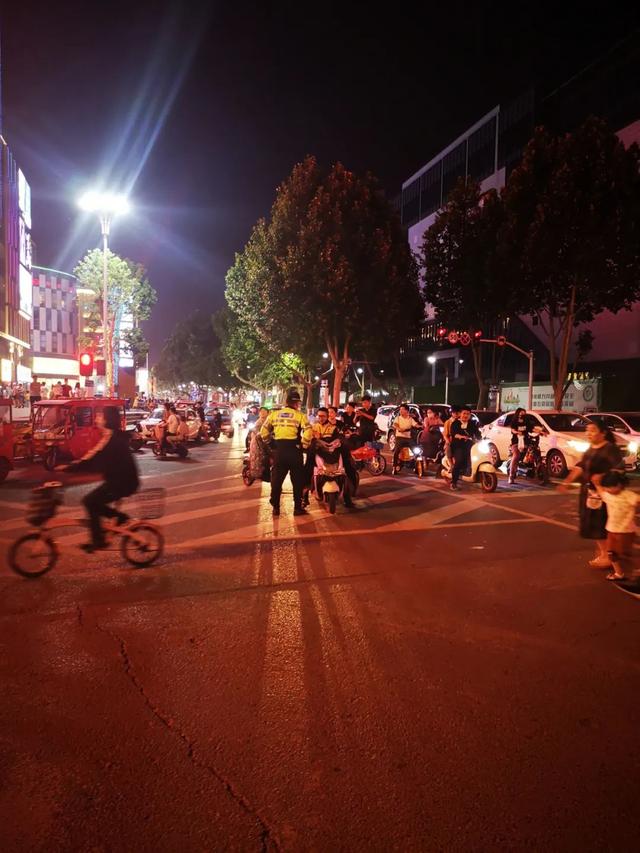 守護(hù)“一盔一帶”、助力地?cái)偨?jīng)濟(jì)：臨沂公安交警強(qiáng)化夜間巡防促創(chuàng)城