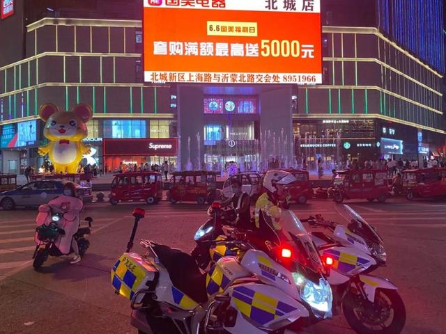 守護(hù)“一盔一帶”、助力地?cái)偨?jīng)濟(jì)：臨沂公安交警強(qiáng)化夜間巡防促創(chuàng)城