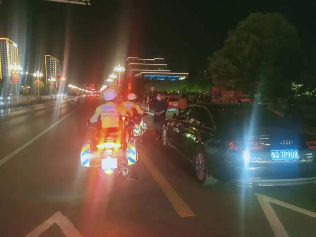 守護(hù)“一盔一帶”、助力地?cái)偨?jīng)濟(jì)：臨沂公安交警強(qiáng)化夜間巡防促創(chuàng)城