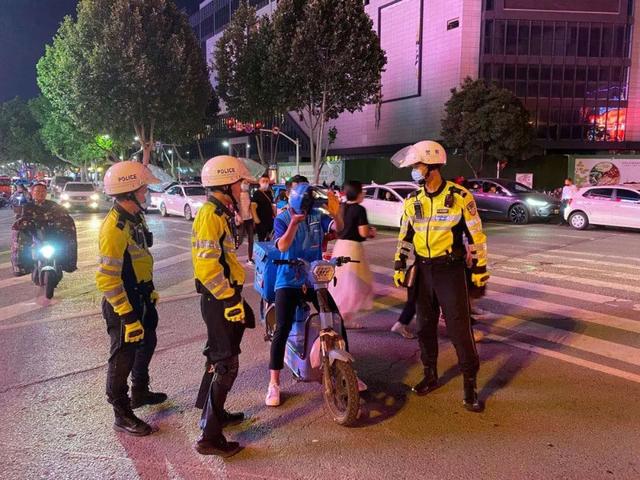 守護(hù)“一盔一帶”、助力地?cái)偨?jīng)濟(jì)：臨沂公安交警強(qiáng)化夜間巡防促創(chuàng)城