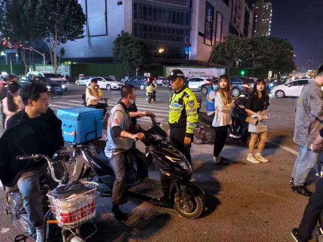 守護(hù)“一盔一帶”、助力地?cái)偨?jīng)濟(jì)：臨沂公安交警強(qiáng)化夜間巡防促創(chuàng)城