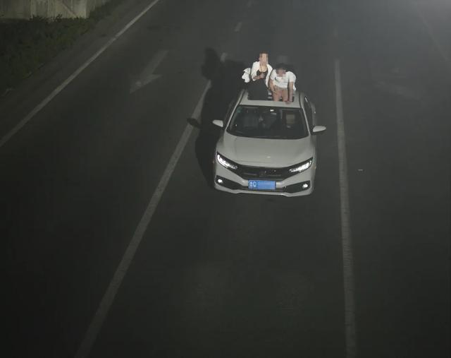 臨沂倆00后女孩坐車頂“兜風(fēng)”！！豈能拿生命當(dāng)兒戲