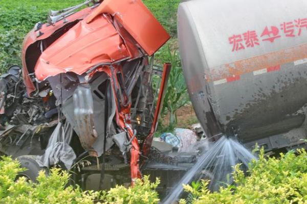 驚險(xiǎn)！33噸柴油罐車(chē)追尾泄漏，臨沂消防緊急救援