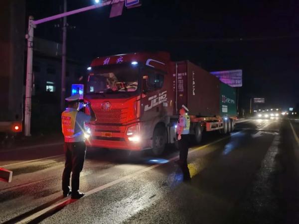 異地用警，交叉執(zhí)法！臨沂公安交警重拳整治貨運(yùn)車輛交通違法