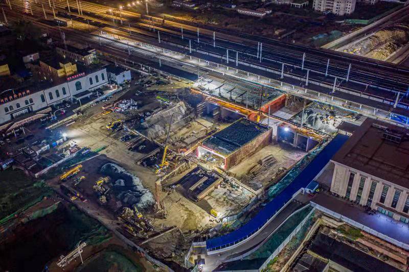 下穿兗石鐵路立交橋頂進(jìn)完成，臨沂市沂蒙路南北貫通
