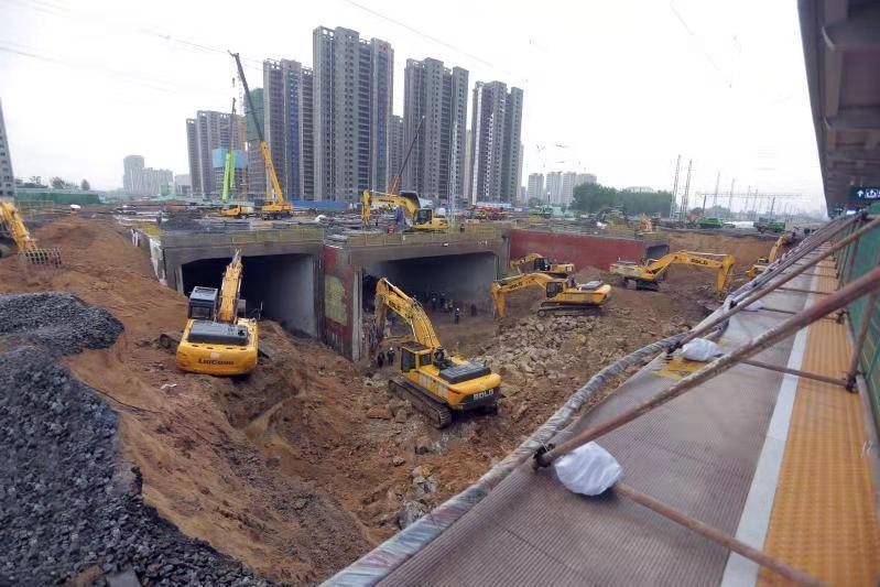 下穿兗石鐵路立交橋頂進(jìn)完成，臨沂市沂蒙路南北貫通