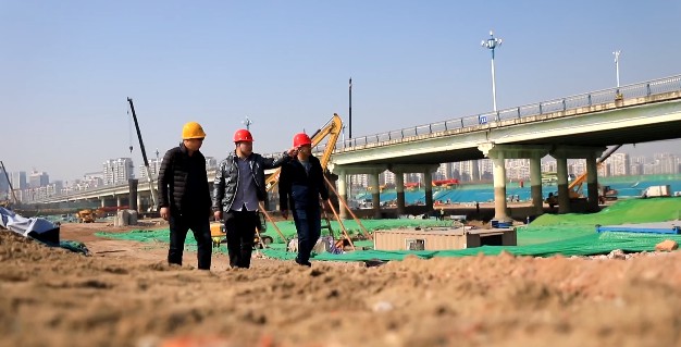 「開局“十四五”開啟新征程」臨沂北京路沂河橋及兩岸立交改造工程：千斤頂頂起一座橋