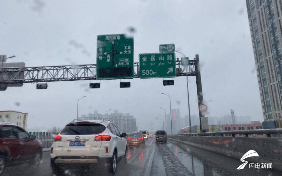 雨雪天氣來襲！臨沂交警提醒市民積雪路段請(qǐng)減慢車速