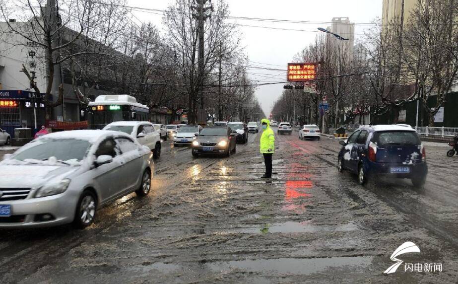 雨雪天氣來襲！臨沂交警提醒市民積雪路段請(qǐng)減慢車速