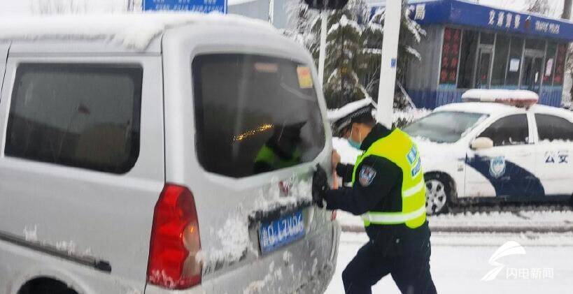雨雪天氣來襲！臨沂交警提醒市民積雪路段請(qǐng)減慢車速