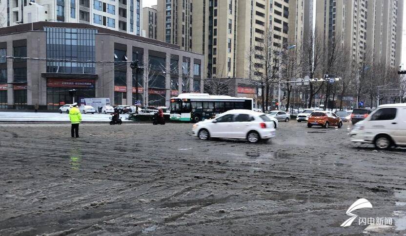 雨雪天氣來襲！臨沂交警提醒市民積雪路段請(qǐng)減慢車速
