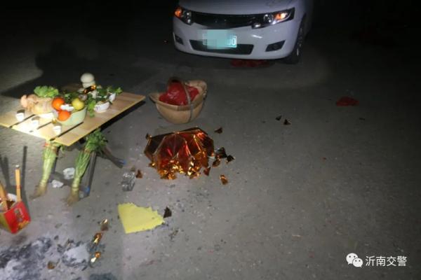臨沂有人路邊“祭車”，直接引發(fā)車禍！