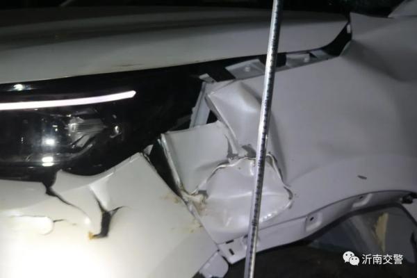 臨沂有人路邊“祭車”，直接引發(fā)車禍！