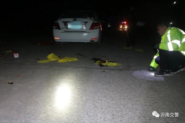 臨沂有人路邊“祭車”，直接引發(fā)車禍！