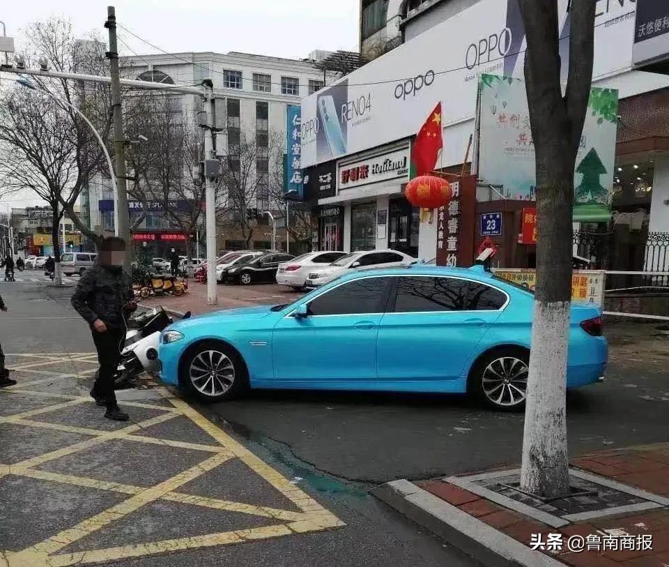 別為了趕時間丟了安全這根弦！臨沂街頭，外賣小哥逆向行駛，結(jié)果與一轎車撞了！