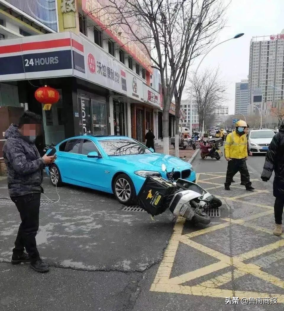 別為了趕時間丟了安全這根弦！臨沂街頭，外賣小哥逆向行駛，結(jié)果與一轎車撞了！