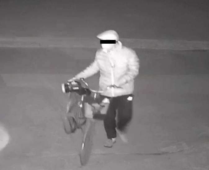 28秒｜抓住了！臨沂河?xùn)|一老漢騎自行車入室盜竊現(xiàn)金6000余元、電動(dòng)車1輛