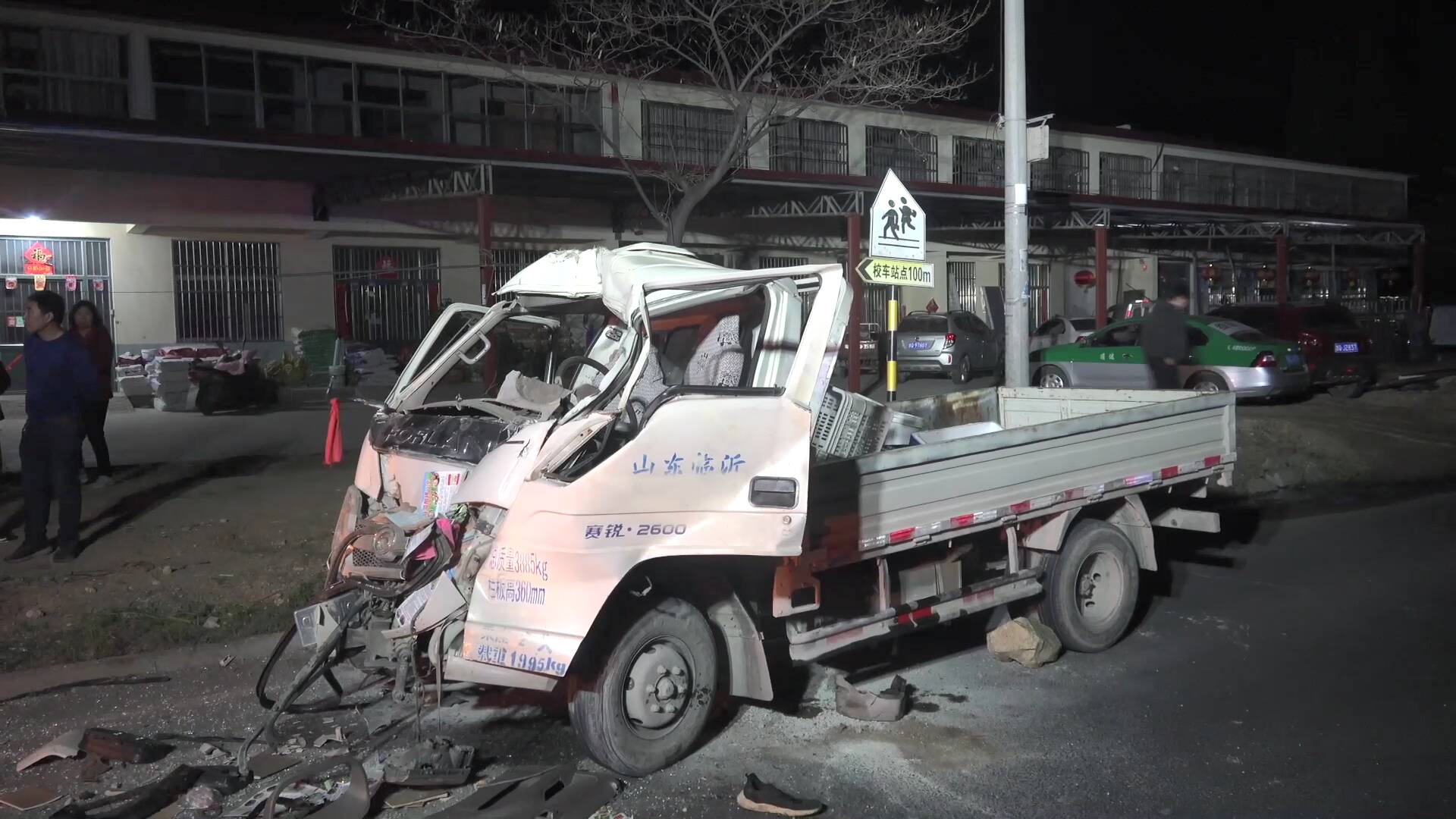 50秒｜夜間行車一定要謹(jǐn)慎慢行！臨沂兩車追尾 駕駛室嚴(yán)重變形 一名司機(jī)被困
