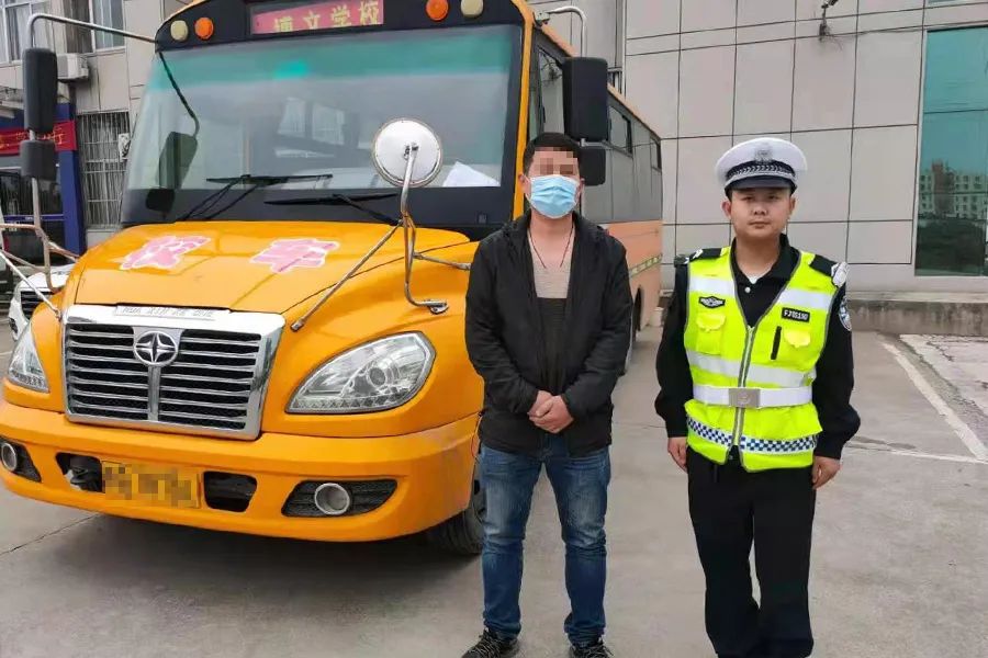 臨沂公安交警嚴(yán)查非法校車！