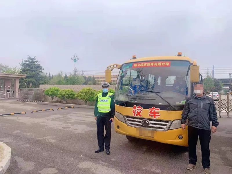 臨沂公安交警嚴(yán)查非法校車！