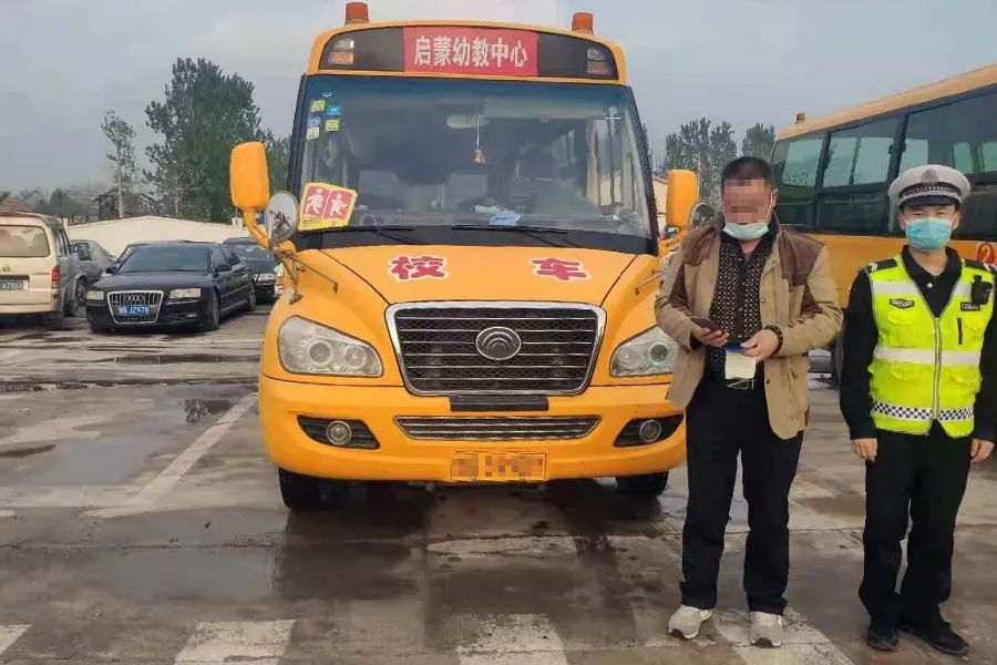 臨沂公安交警嚴(yán)查非法校車！
