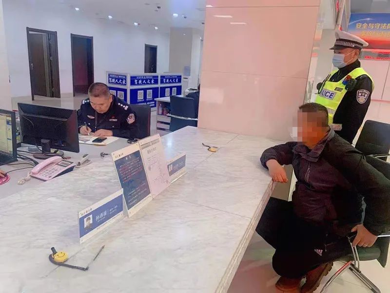 臨沂公安交警嚴(yán)查非法校車！