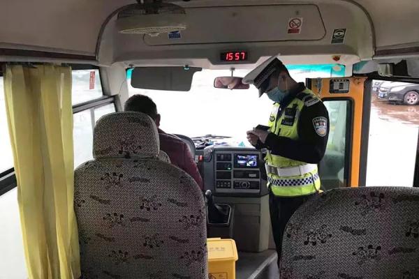膽真大！臨沂一男子拿了C1駕駛證就敢開(kāi)校車(chē)！