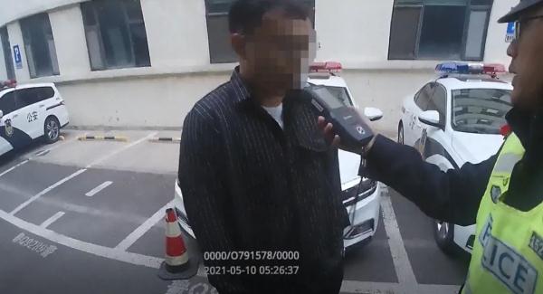 臨沂一司機(jī)酒后開車犯迷糊,路上停車睡著了