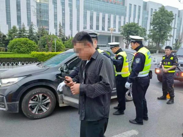 臨沂一司機(jī)酒后開車犯迷糊,路上停車睡著了