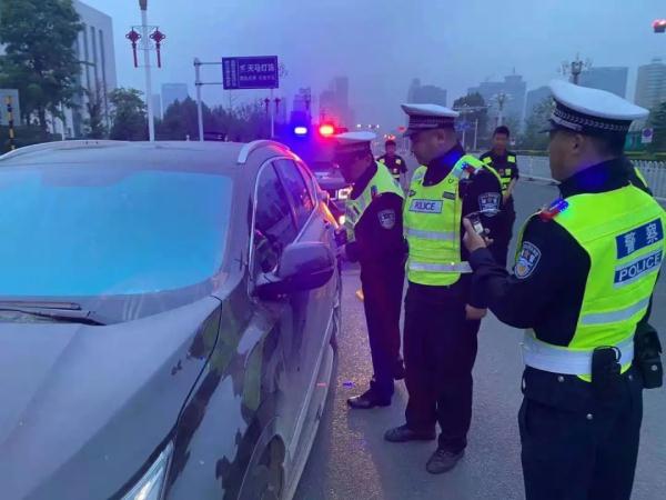 臨沂一司機(jī)酒后開車犯迷糊,路上停車睡著了