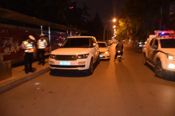 臨沂一輛紅旗牌小轎車“瘋了”，連環(huán)撞后逃逸……