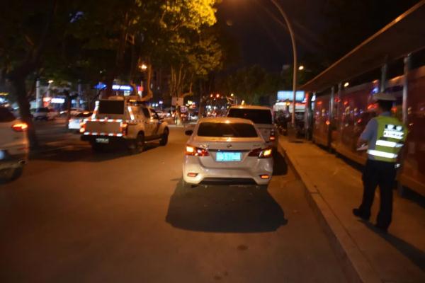 臨沂一輛紅旗牌小轎車“瘋了”，連環(huán)撞后逃逸……