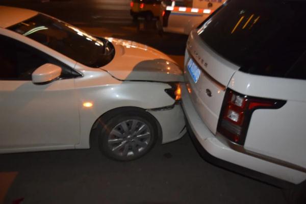 臨沂一輛紅旗牌小轎車“瘋了”，連環(huán)撞后逃逸……