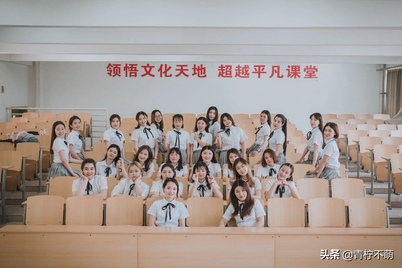 臨沂大學(xué)畢業(yè)照，匆匆四年，來(lái)時(shí)紅臉，別是紅眼