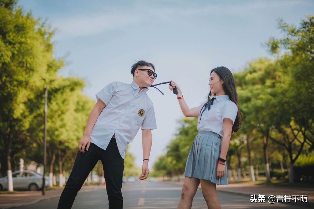 臨沂大學(xué)畢業(yè)照，匆匆四年，來(lái)時(shí)紅臉，別是紅眼