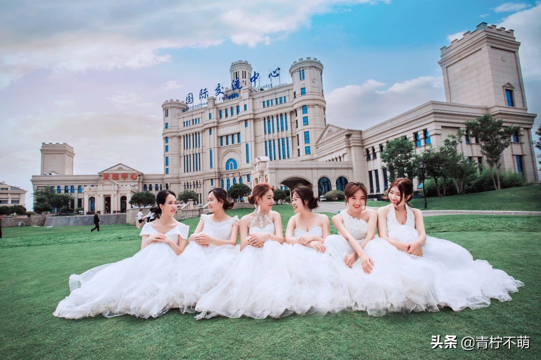 臨沂大學(xué)畢業(yè)照，匆匆四年，來(lái)時(shí)紅臉，別是紅眼